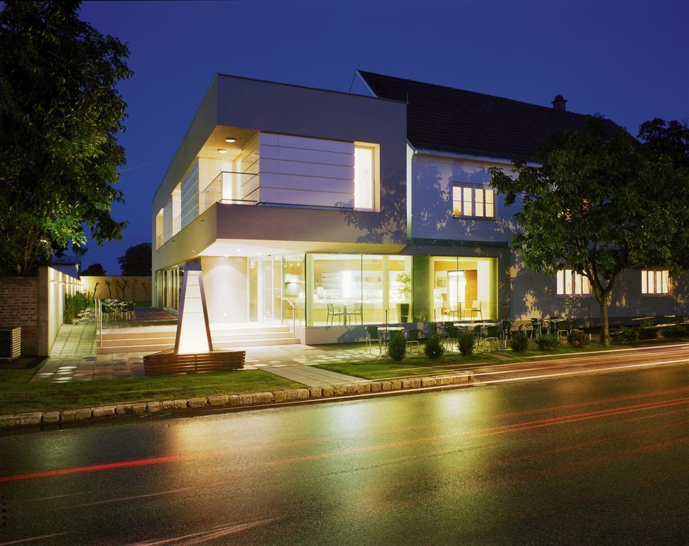 Hotel & Konditorei May Neufeld an der Leitha Exterior photo
